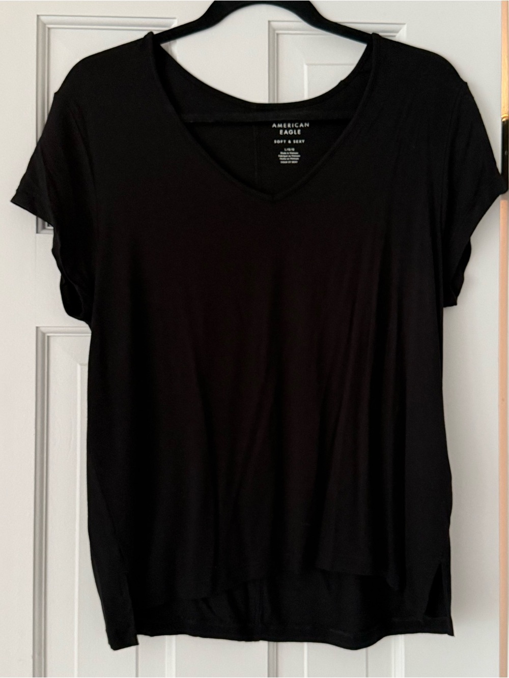 American Eagle Soft & Sexy Black V-Neck Tee Women’s Size L